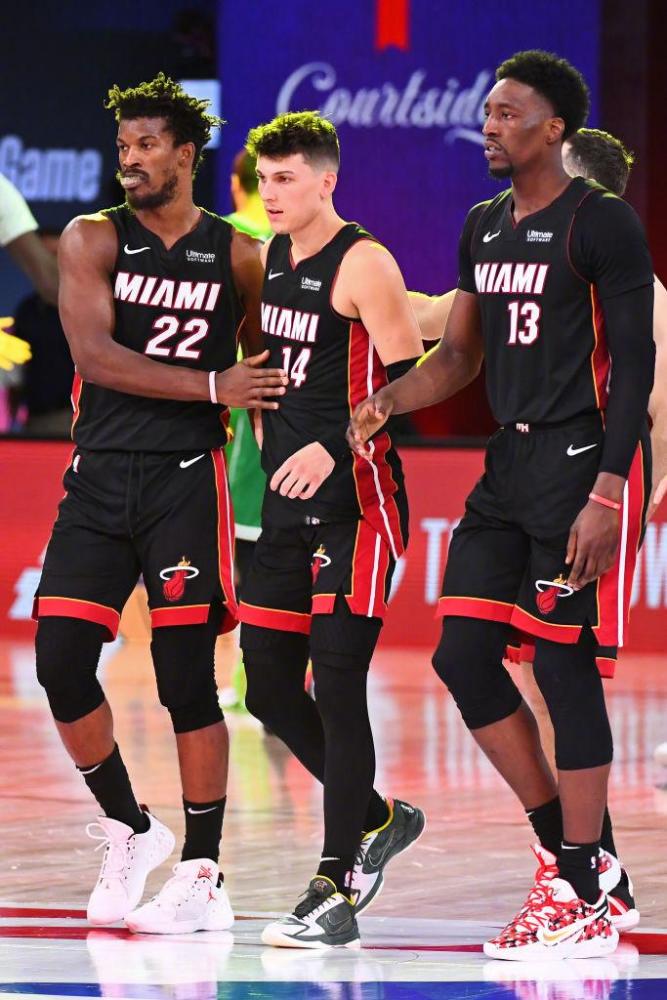 詹姆斯将与 詹姆斯将与